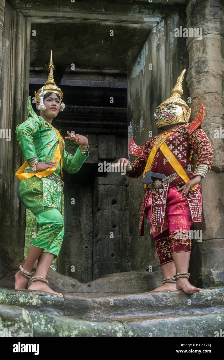 Woman in male Ngoh role and ogre, Khmer classical dancers, Terrace of the Elephants, Angkor Thom, Cambodia Stock Photo