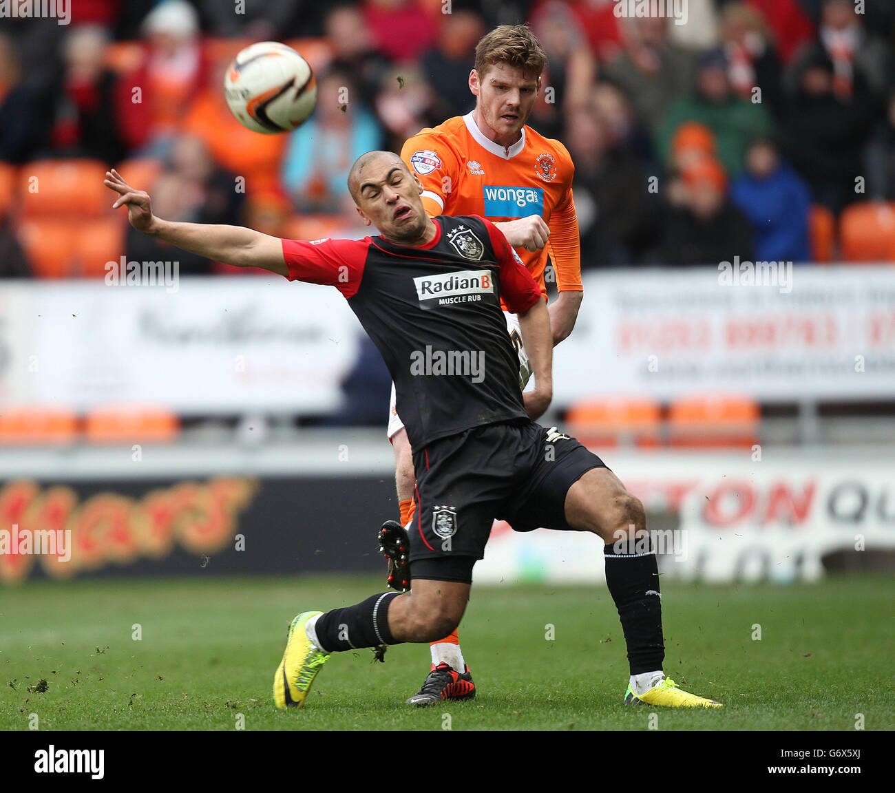 Soccer - Sky Bet Championship - Blackpool v Huddersfield Town - Bloomfield Road. Blackpool's Gary MacKenzie and Huddersfield Town's James Vaughn Stock Photo