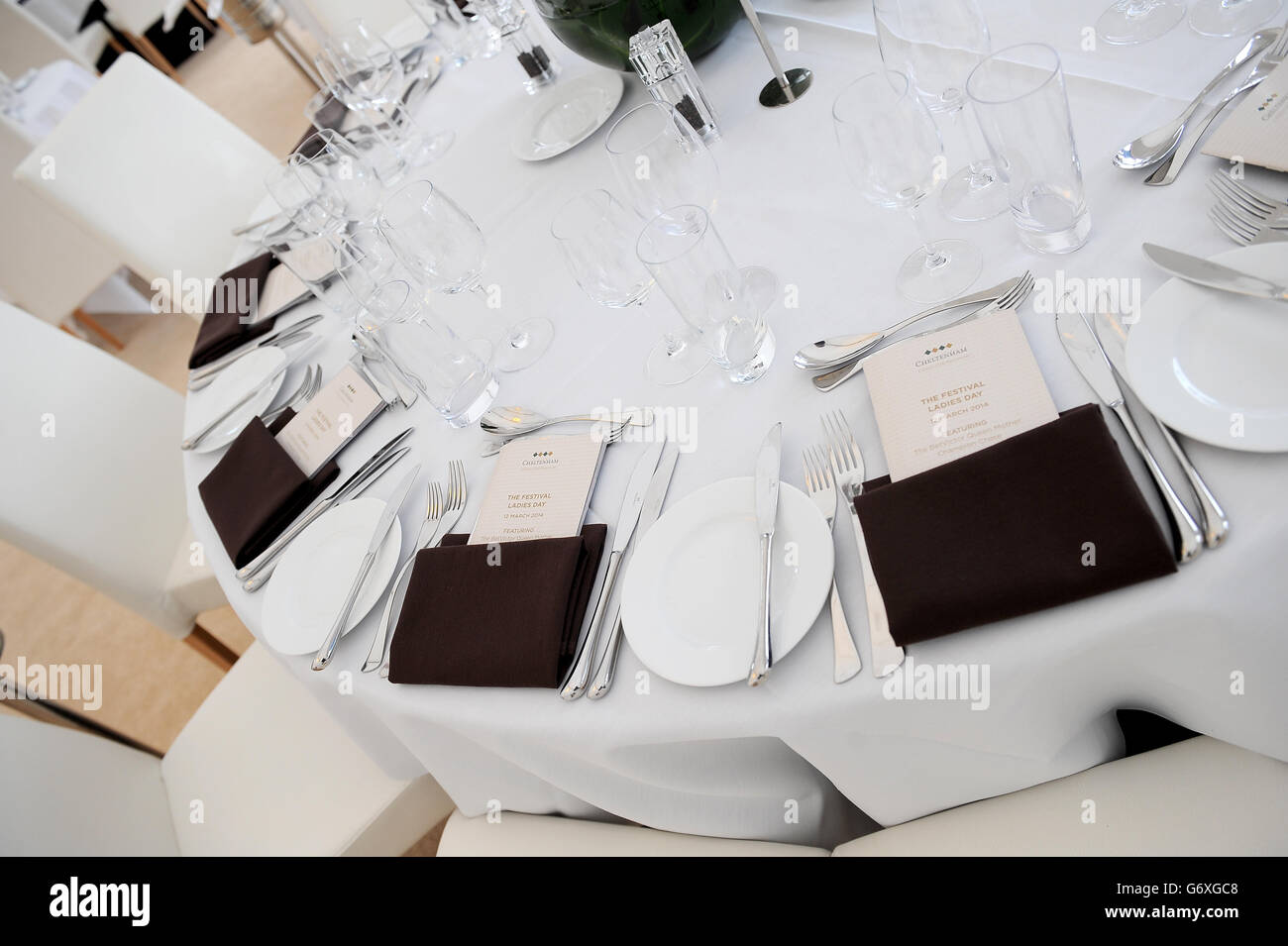 Table placings set out to receive guests in the Fairlawne Restaurant Stock Photo