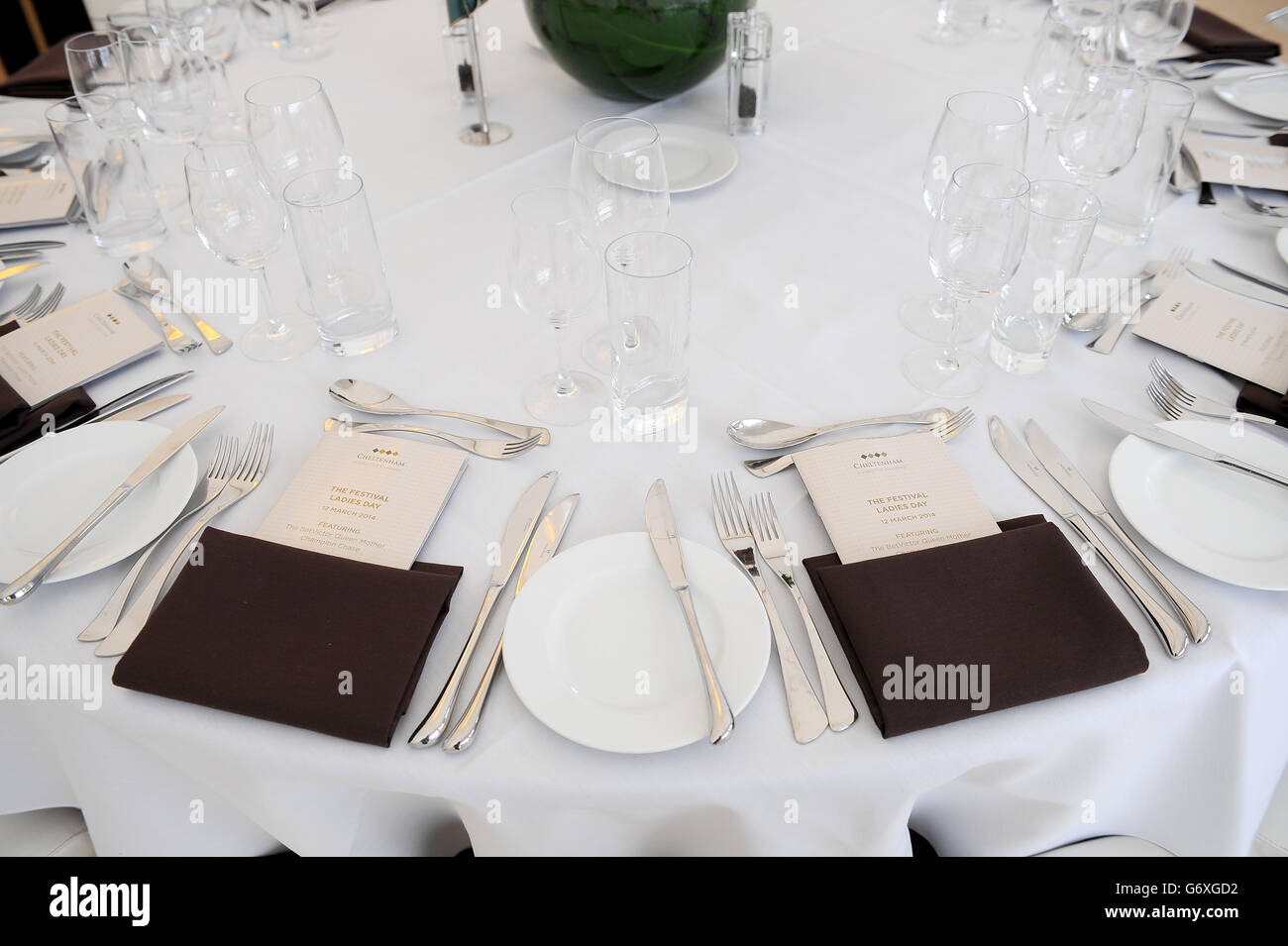 Table placings set out to receive guests in the Fairlawne Restaurant Stock Photo