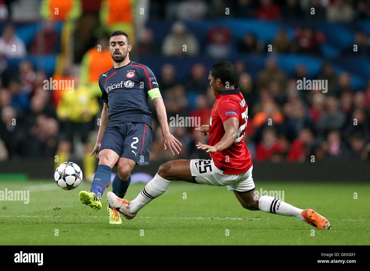 Olympiakos' Giannis Maniatis (left) and Manchester United's Antonio  Valencia battle for the ball Stock Photo - Alamy