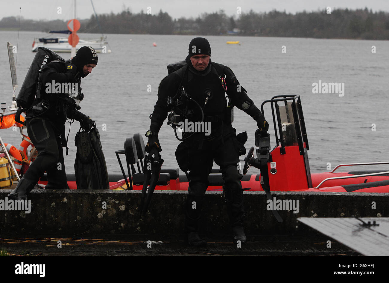 Members of the Garda sub aqua unit return to shore during the continuing search of Lough Ree in Co Westmeath for a man after the boat he was in with two others capsized yesterday afternoon. Stock Photo