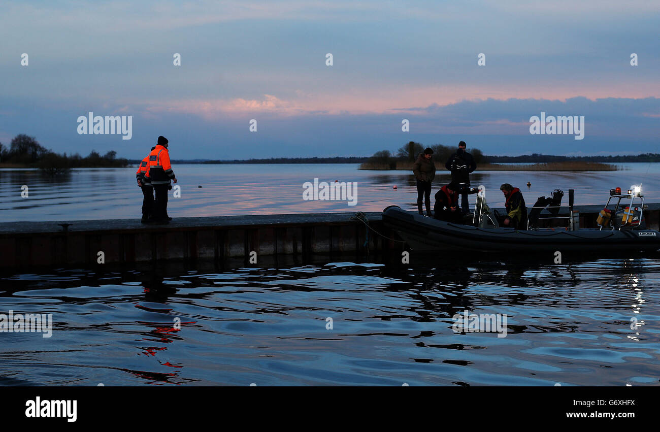 Members of the Civil Defence and a local sub aqua team return to shore as the continuing search of Lough Ree in Co Westmeath for a man after the boat he was in with two others capsized yesterday afternoon is brought to an end for the day. Stock Photo