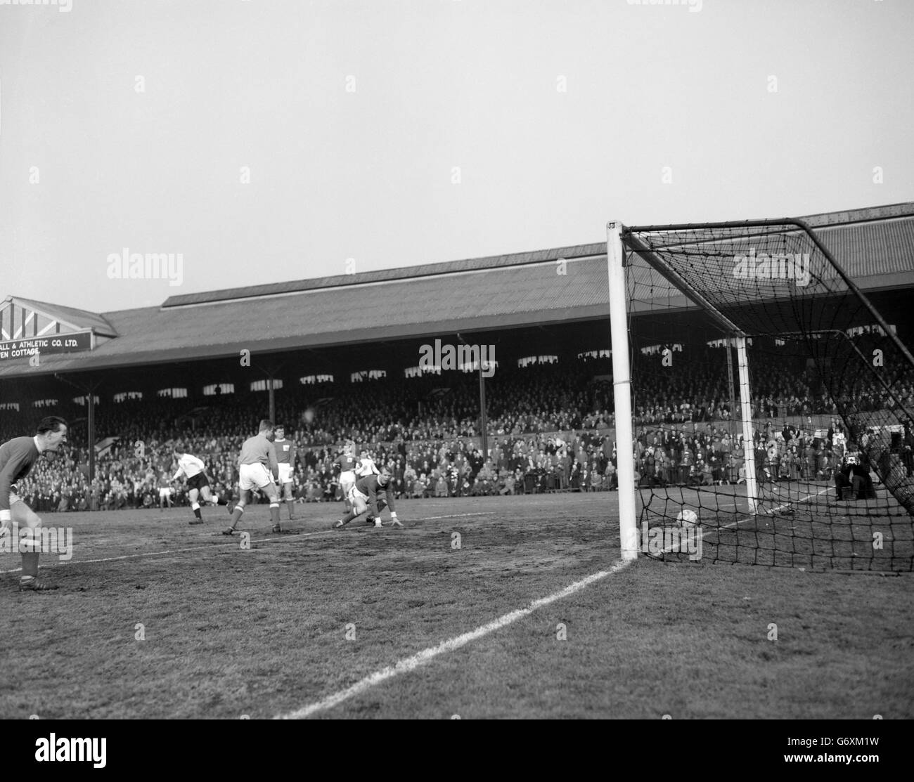 Nottingham Forest's Calvin Palmer (centre crouching) can only watch as his header goes into his own net for a Fulham goal. Nottingham Forest goalkeeper Peter Grummitt (l) looks on. Stock Photo