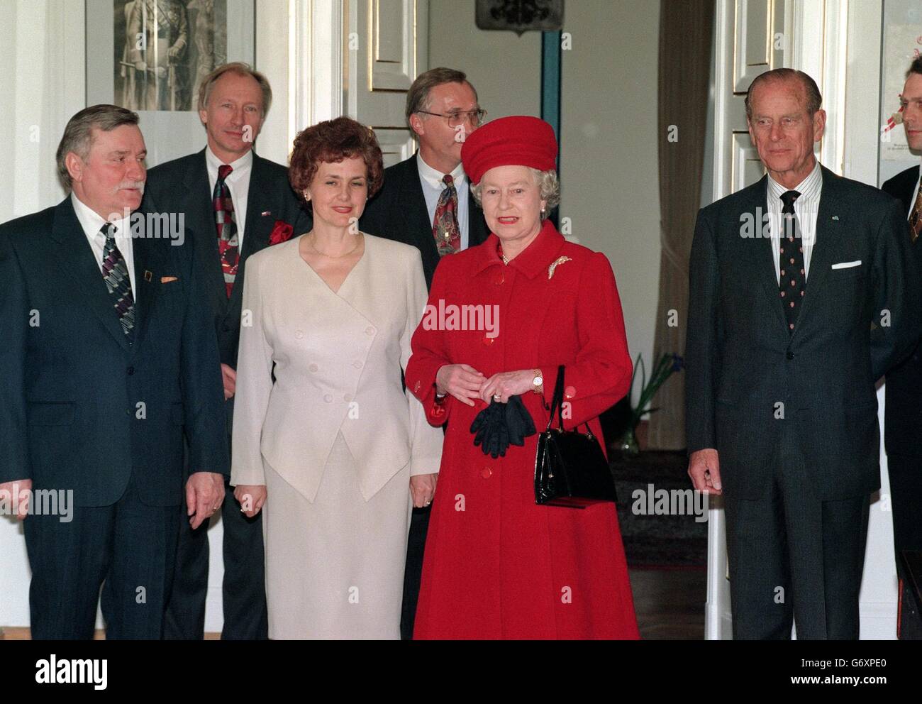 Queen Elizabeth II (r) stands with former Polish President Lech Walesa (l) and his wife Danuta after their meeting in the Belevedere Palace in Warsaw. Stock Photo