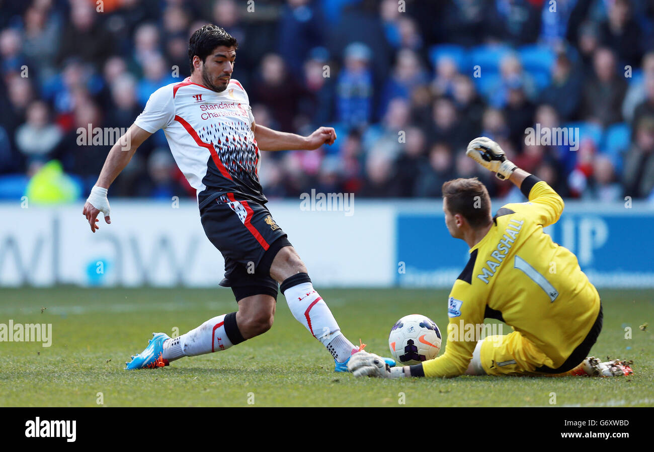 Soccer - Barclays Premier League - Cardiff City v Liverpool - Cardiff City Stadium. Liverpool's Luis Suarez (left) is denied by Cardiff City goalkeeper David Marshall Stock Photo