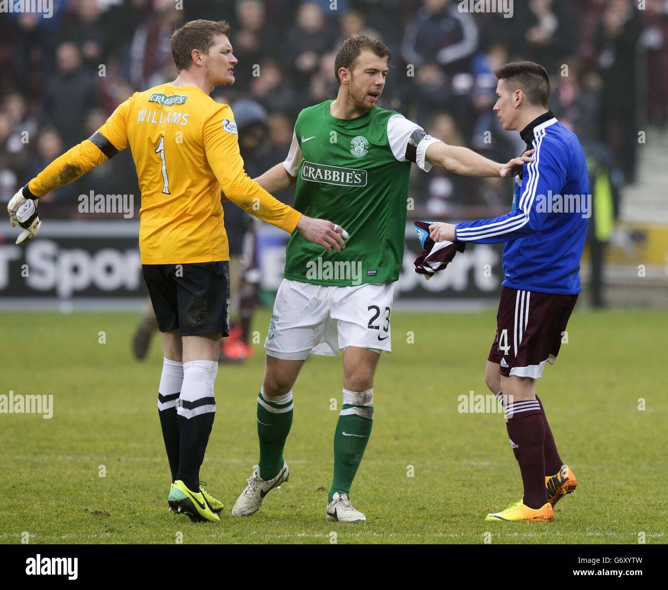 Hibernian' Jordon Forster (centre) breaks up argument between Ben Williams (left) and Hearts Jamie Walker at the end of the game during the Scottish Premiership match at Tynecastle Stadium, Edinburgh. Stock Photo