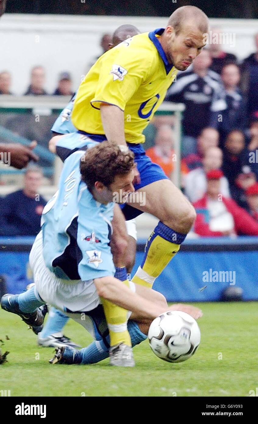 Fulham's Moritz Volz (left) tangles with Arsenal's Freddie Ljungberg, during their Barclaycard Premiership match at Cravan Cottage, Fulham. Stock Photo