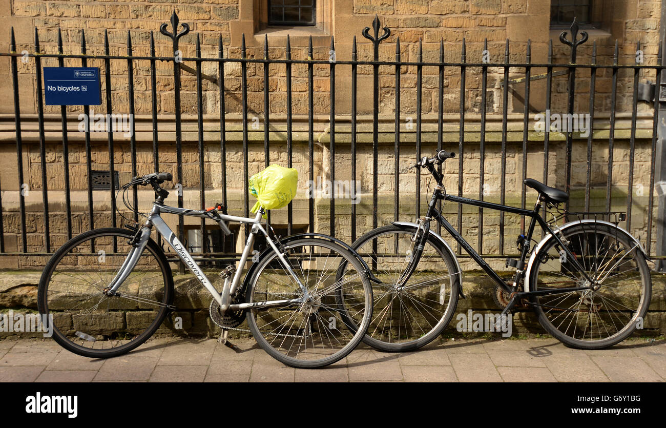 Oxford City Stock. Bicycles stand chained up to railings in Oxford City Centre Stock Photo