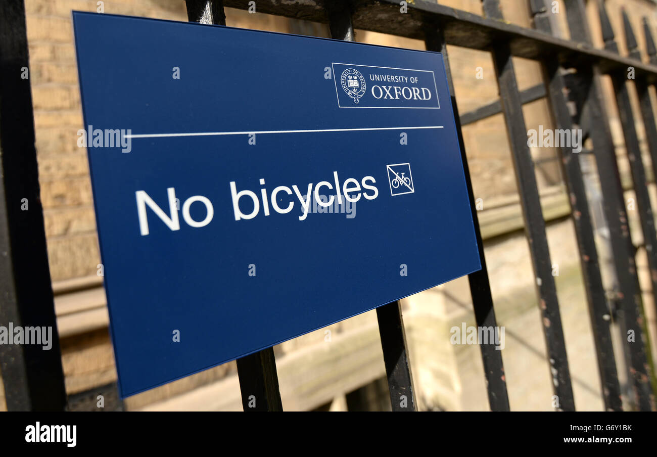 A sign saying 'No Bicycles' is displayed outside of the Oxford University Examination School in Oxford Stock Photo
