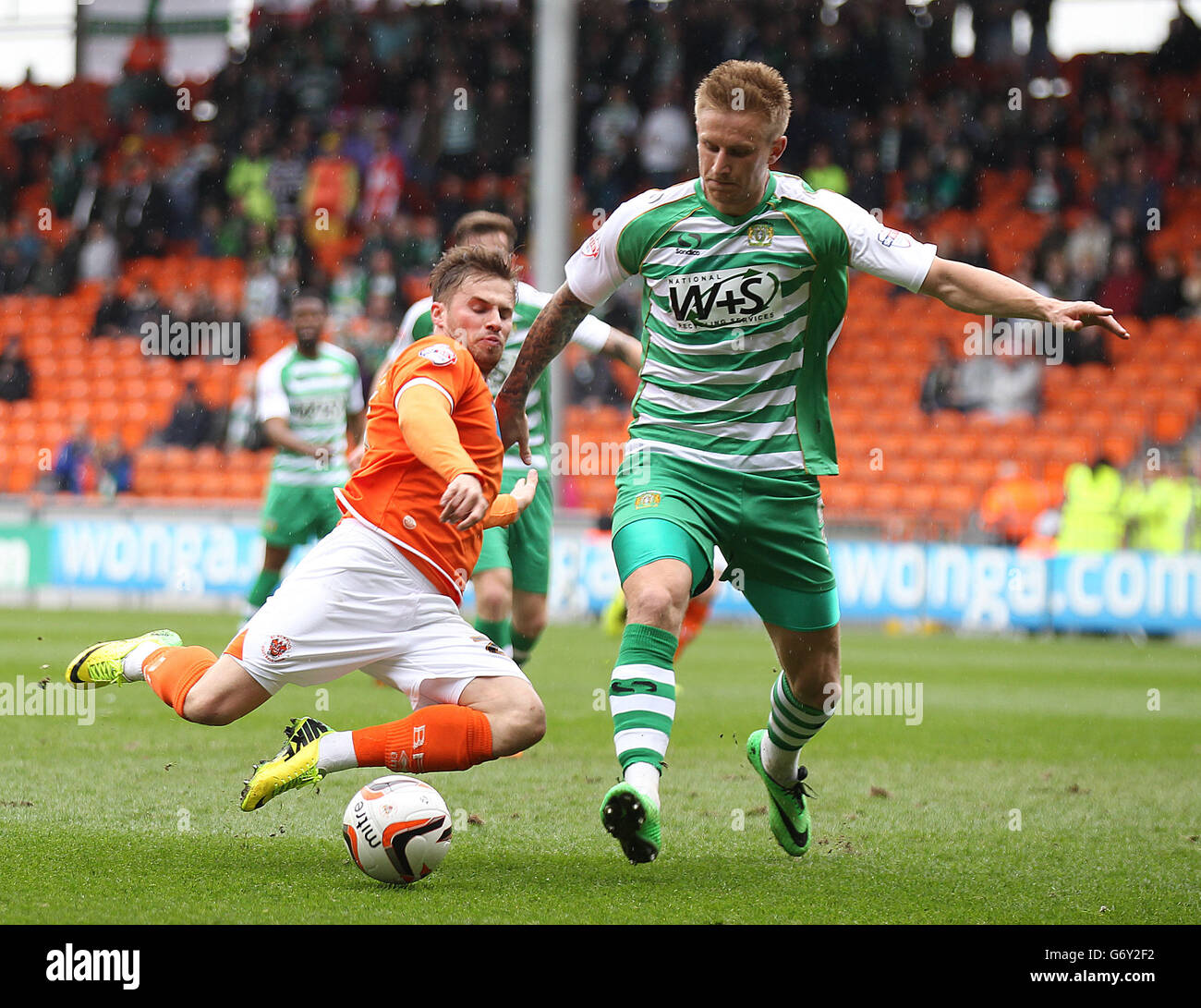 Soccer - Sky Bet Championship - Blackpool v Yeovil Town - Bloomfield Road. Blackpool's David Goodwillie and Yeovil Town's Byron Webster battle for the ball. Stock Photo