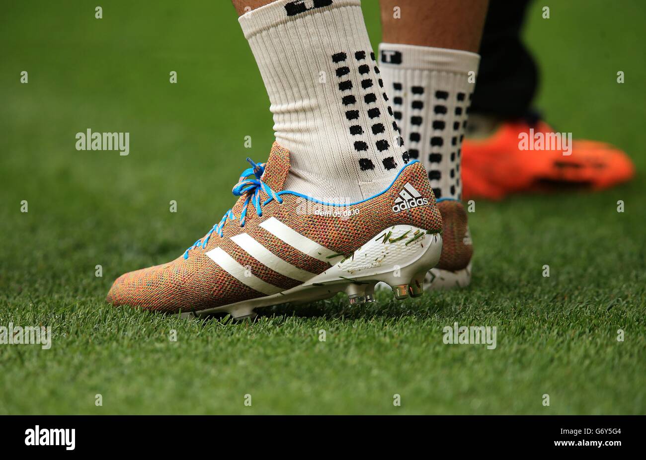 Liverpool's Luis Suarez wears the new Adidas Samba Primeknit boots Stock  Photo - Alamy