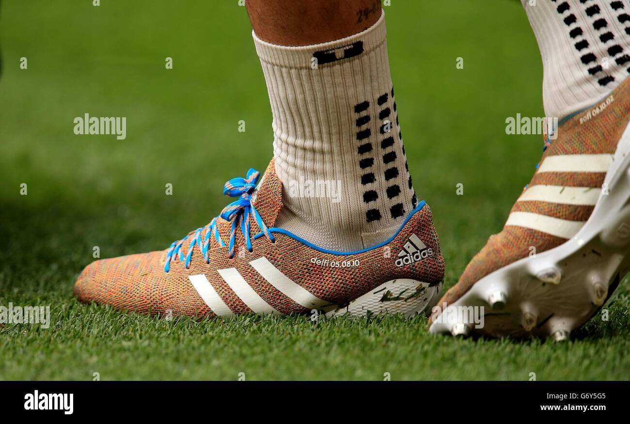 inyectar paridad Competidores Liverpool's Luis Suarez wears the new Adidas Samba Primeknit boots Stock  Photo - Alamy