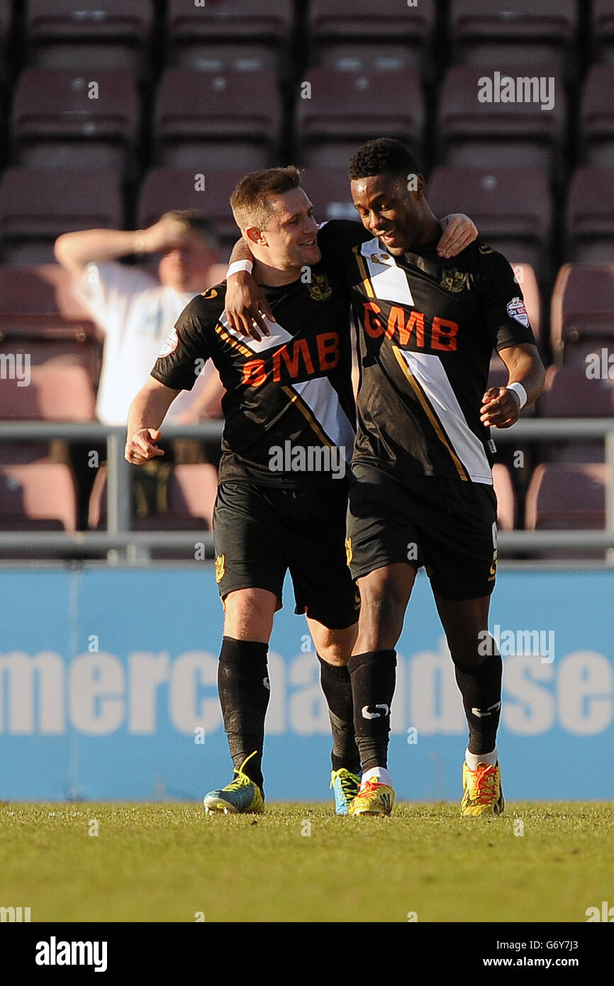 Soccer - Sky Bet League One - Coventry City v Port Vale - Sixfields Stadium. Adam Yates and Jennison Myrie-Williams, Port Vale Stock Photo