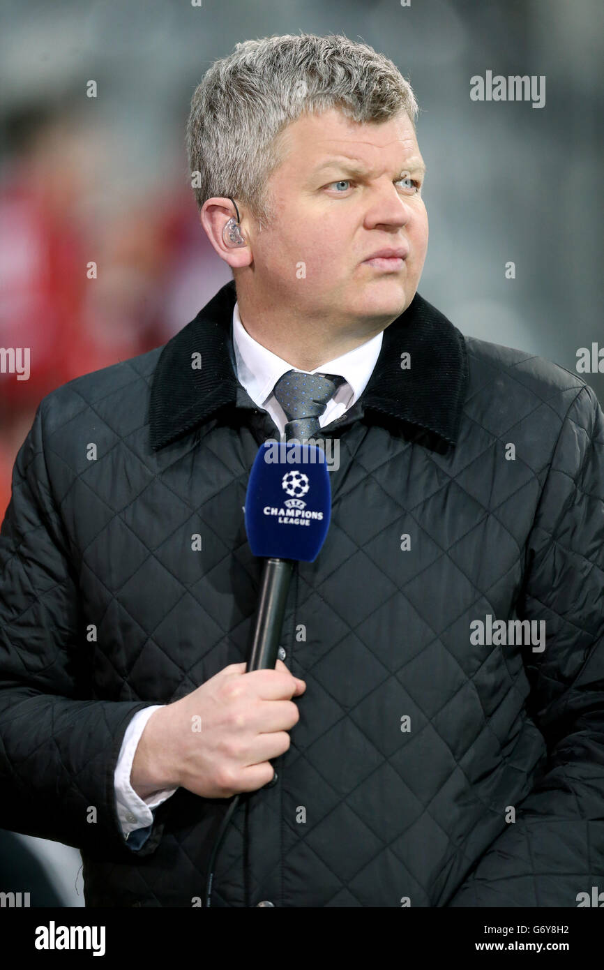 Soccer - UEFA Champions League - Round of 16 - Second Leg - Bayern Munich v Arsenal - Allianz Arena. ITV Sport presenter Adrian Chiles before the game Stock Photo