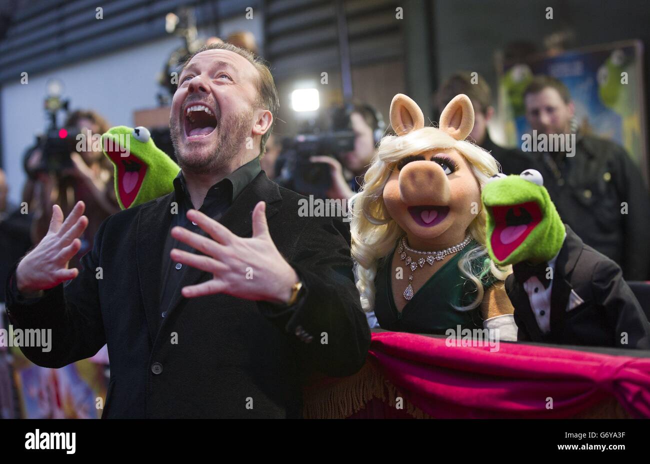 (left to right) Kermit the Frog, Ricky Gervais, Miss Piggy and