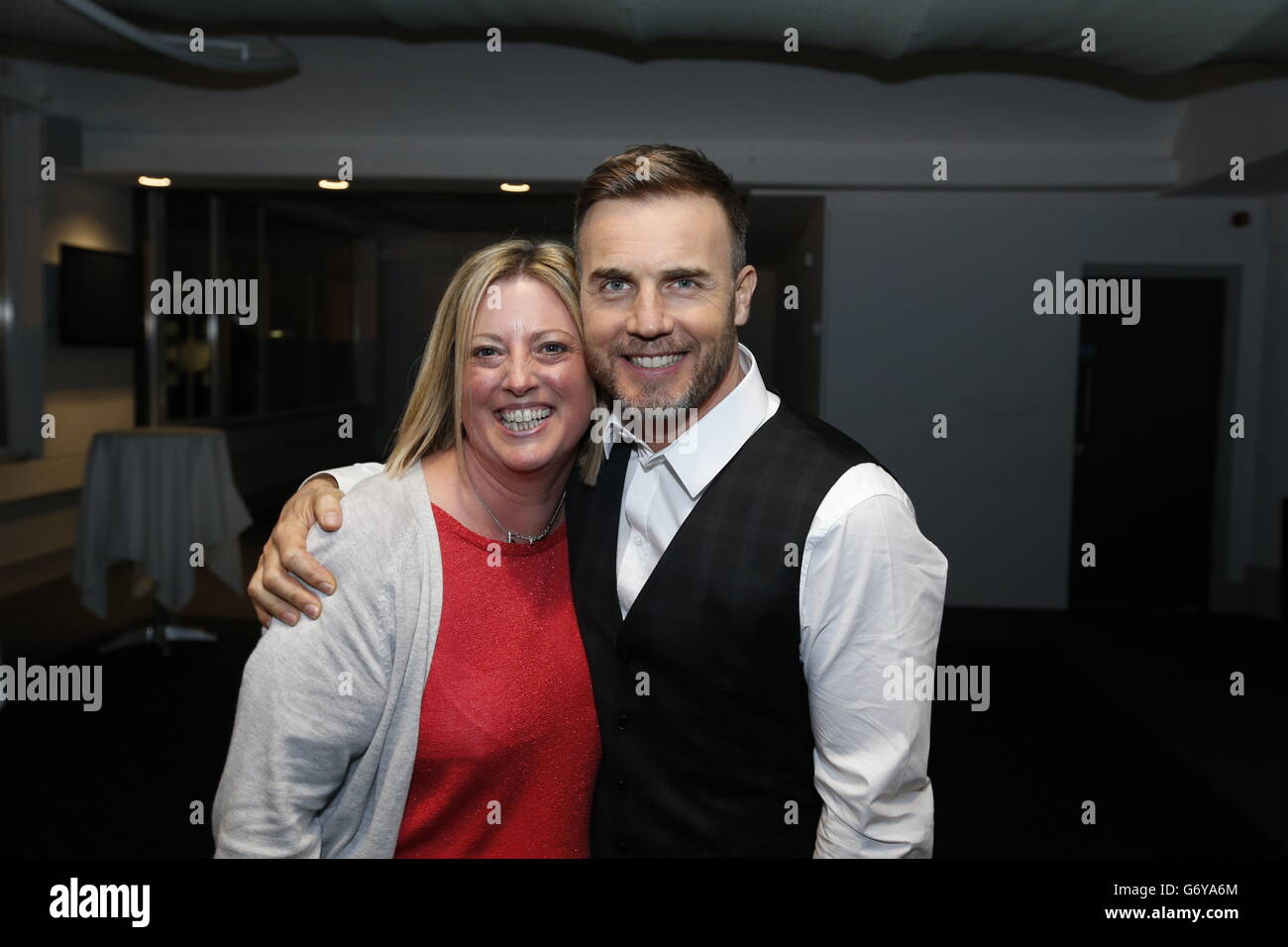 Gary Barlow with fans (names not given) before performing an intimate gig at Under the Bridge, Stamford Bridge, London for Heart FM listeners and sponsored by Boots. Stock Photo