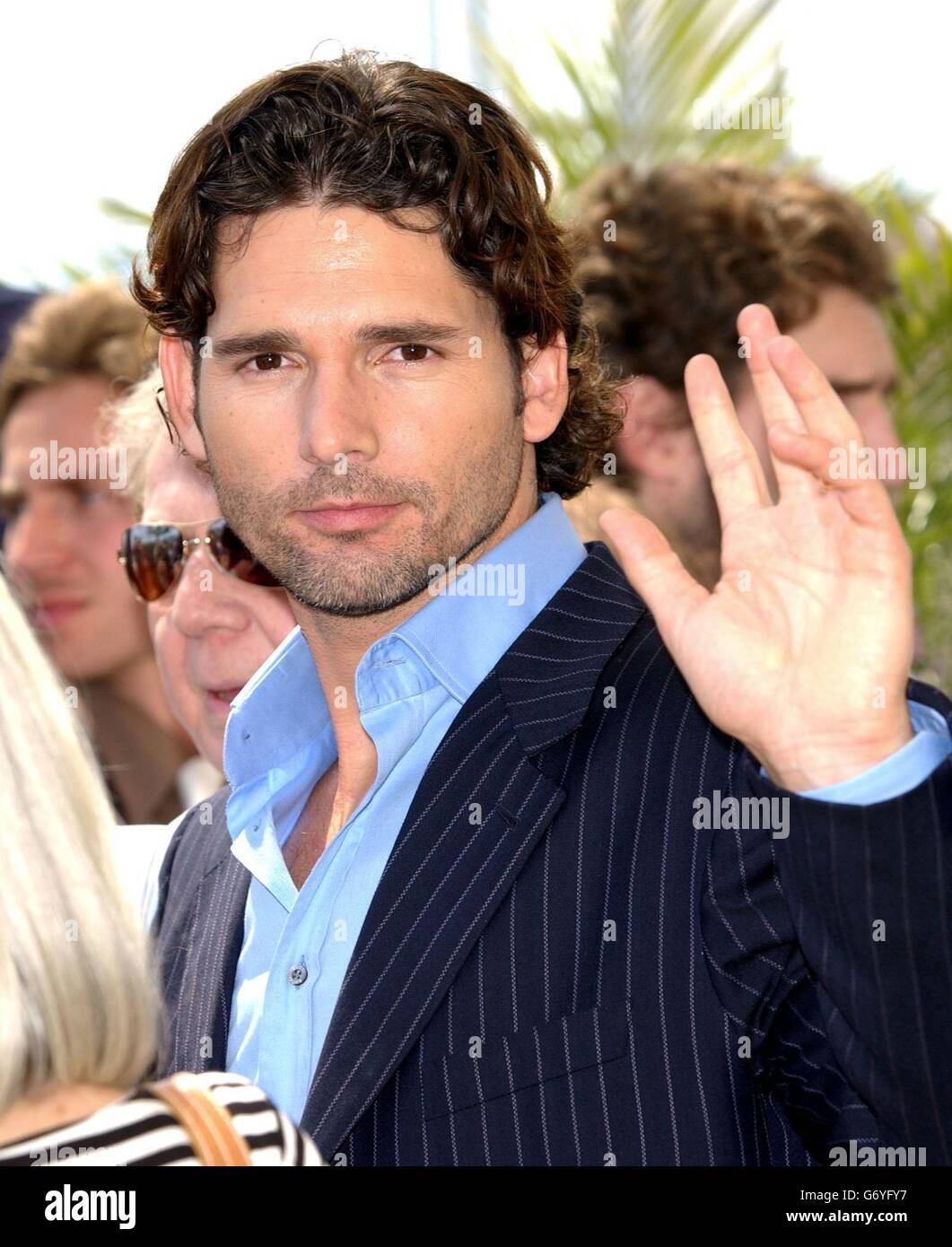 film cinema actor celebrity waving cannes04 eric bana hires