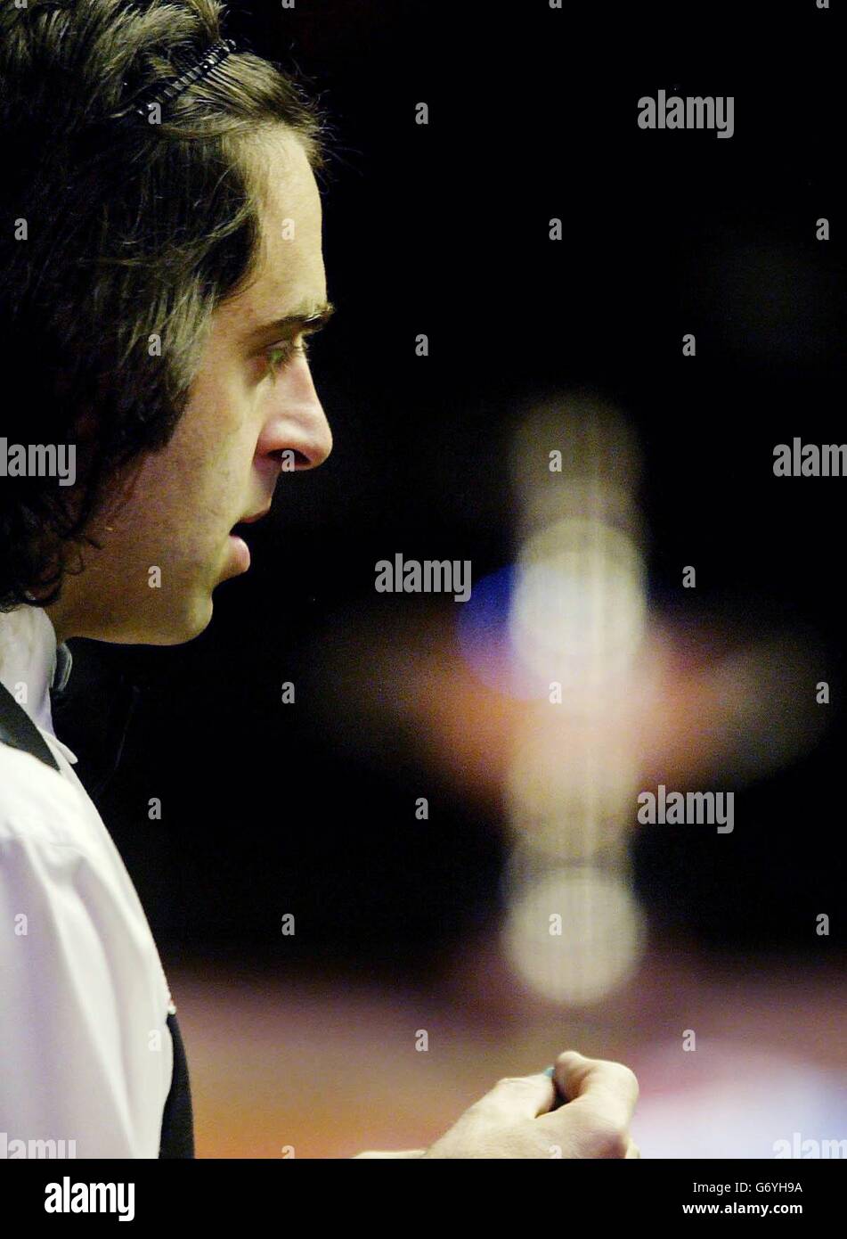 Ronnie O'Sullivan during his semi final match against Stephen Hendry at the Embassy World Snooker Championships at the Crucible theatre in Sheffield. Stock Photo