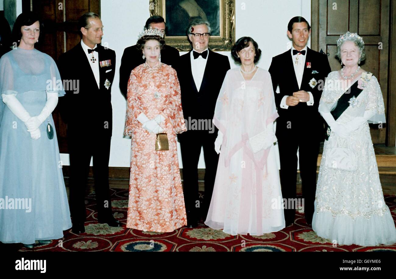 Queen Elizabeth II and the Duke of Edinburgh in a Royal and Governmental line-up for a banquet at Edinburgh Castle. With them are: Lady Kirkhill (extreme left); Lord Kirkhill (behind Queen), a Minister of State, Scottish Office; Mr Bruce Millan, Sec of State for Scotland (glasses); Mrs Millan, Prince Charles and the Queen mother. Stock Photo