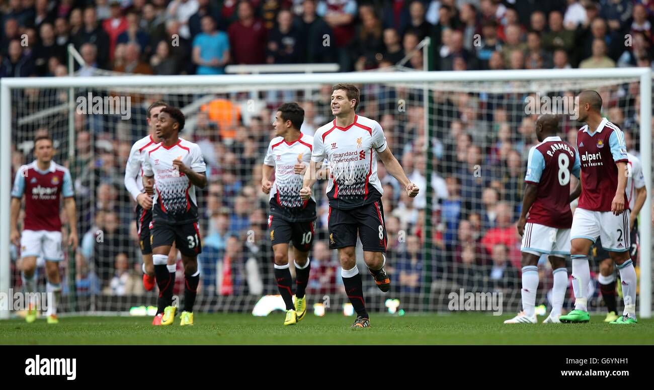 Liverpool's Steven Gerrard (centre) celebrates scoring his side's first goal of the game from the penalty spot Stock Photo
