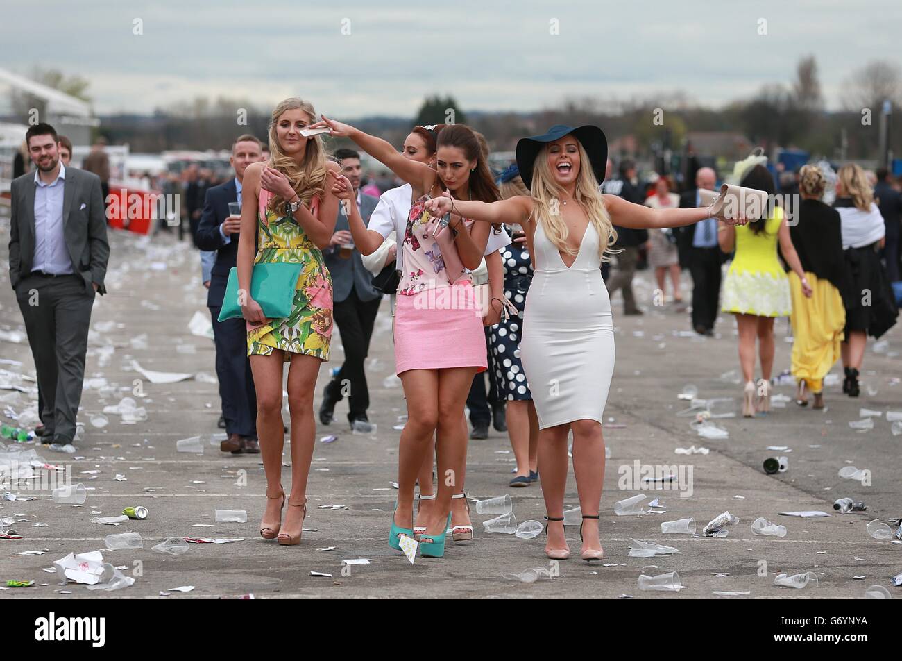 Racegoers ladies day aintree hi-res stock photography and images - Alamy