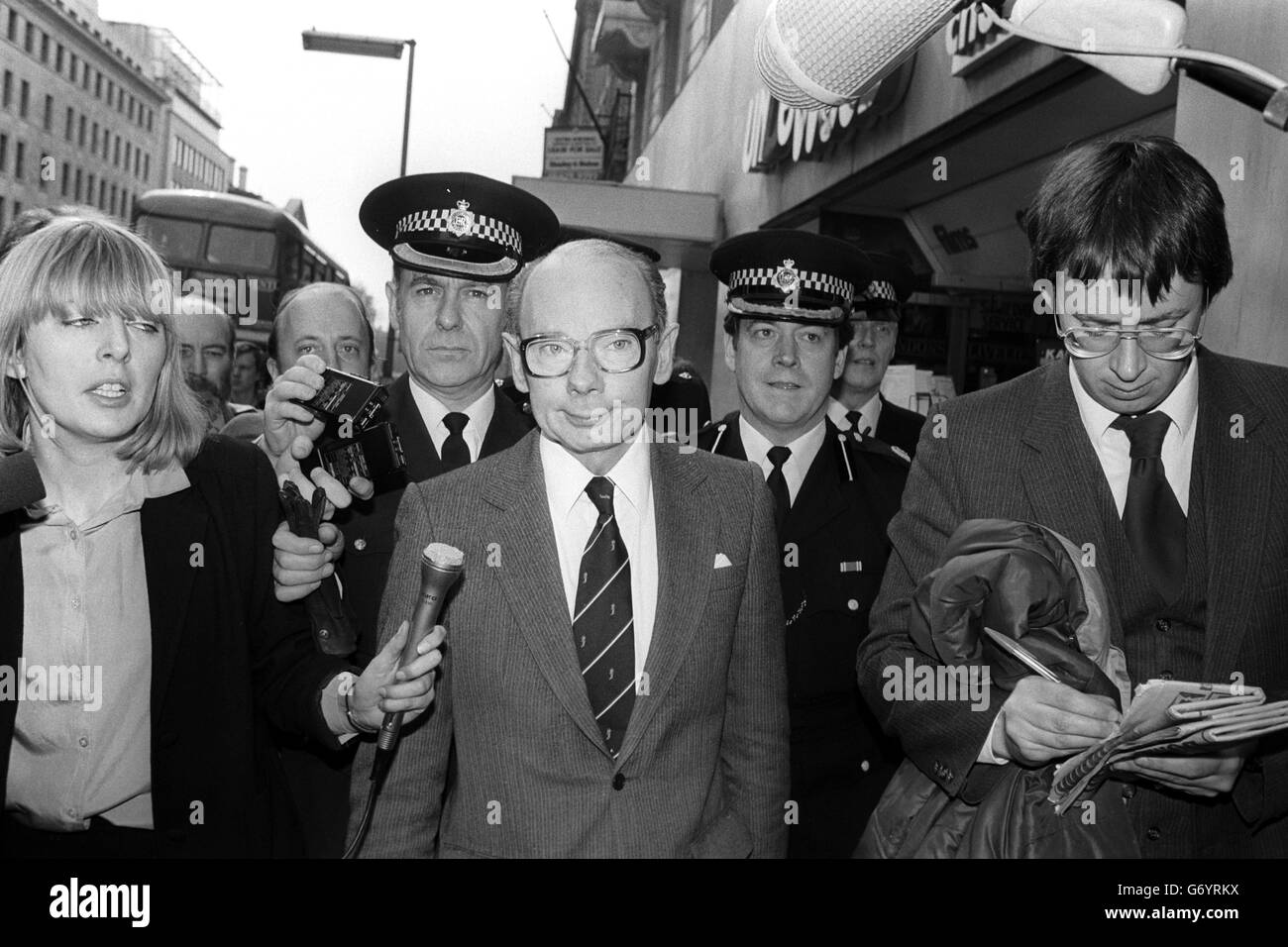 Metropolitan Police Commissioner Sir Kenneth Newman (centre) when he arrived at St James's Square in London to monitor operations concerning the siege at the Libyan People's Bureau. Stock Photo