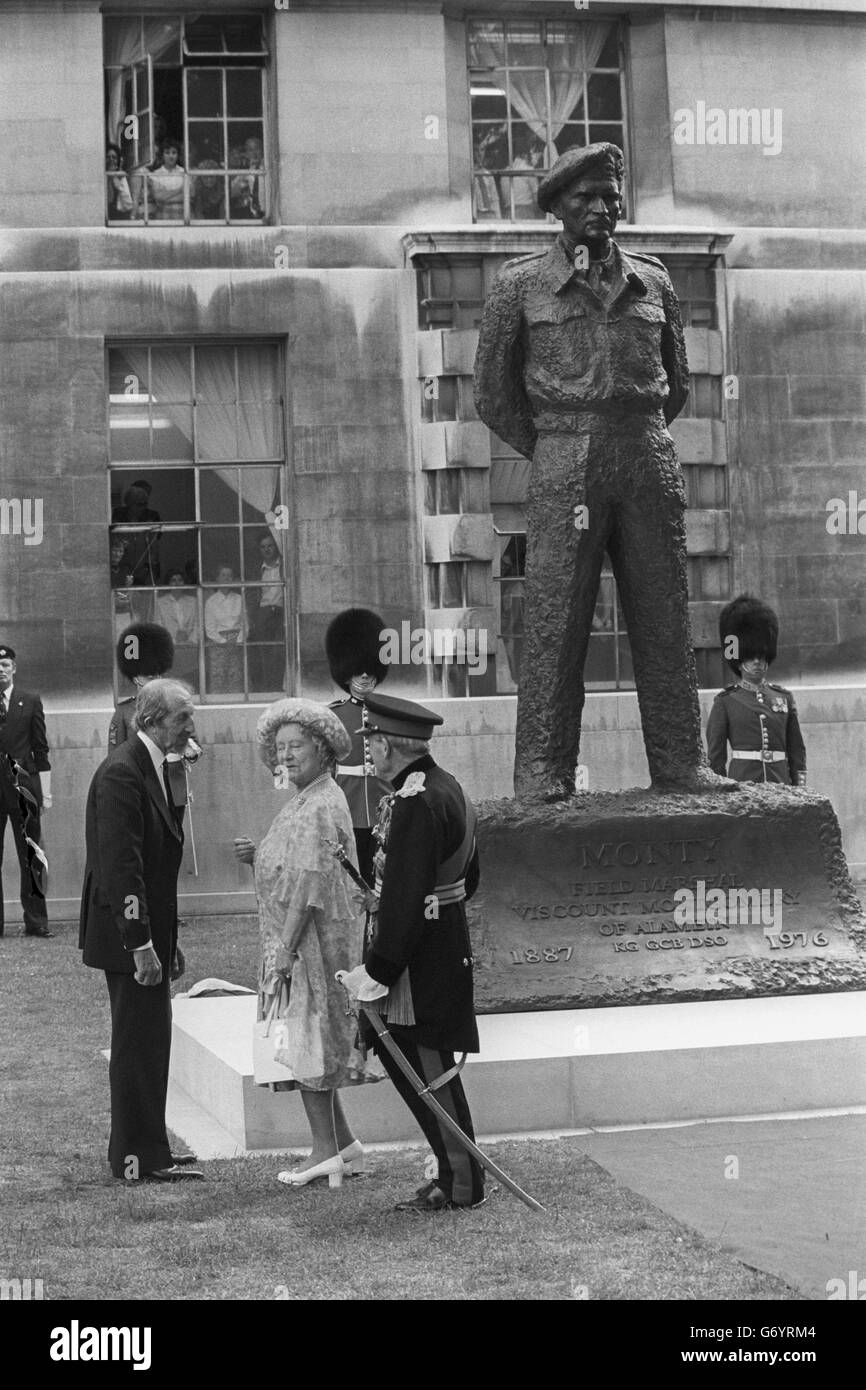 The Queen Mother meets sculptor Oscar Nemon (l), creator of the 10ft tall bronze figure of Field Marshal Viscount Montgomery of Alamein, which she unveiled in Whitehall, London. Alongside them is Field Marshal Lord Harding of Petherton (r), who is now 84. Stock Photo
