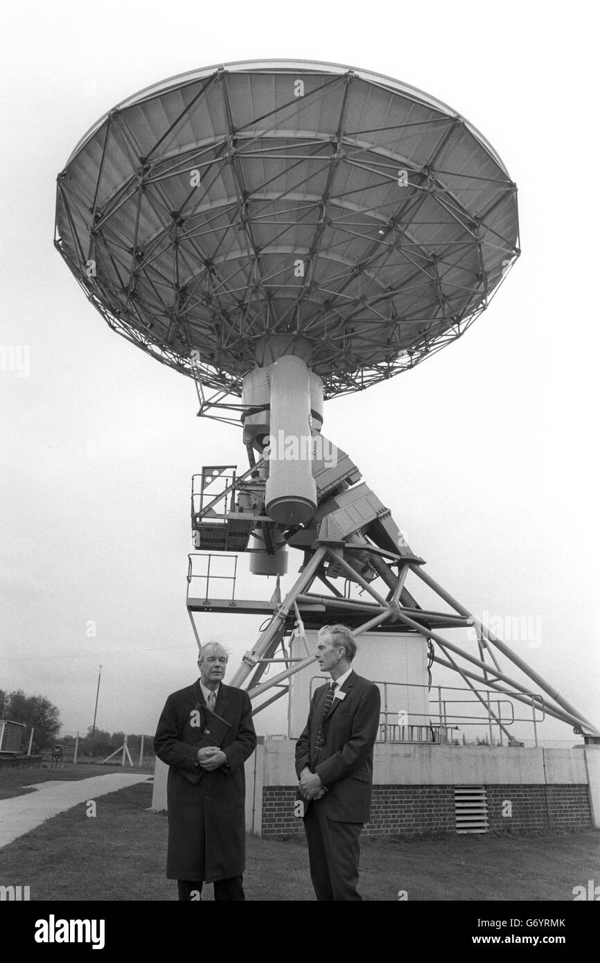 2.1m Radio Telescope - Steerable Dish Serial - Sir Alan Hodgkin and Sir Martin Ryle - Lord's Bridge, Cambridge Stock Photo