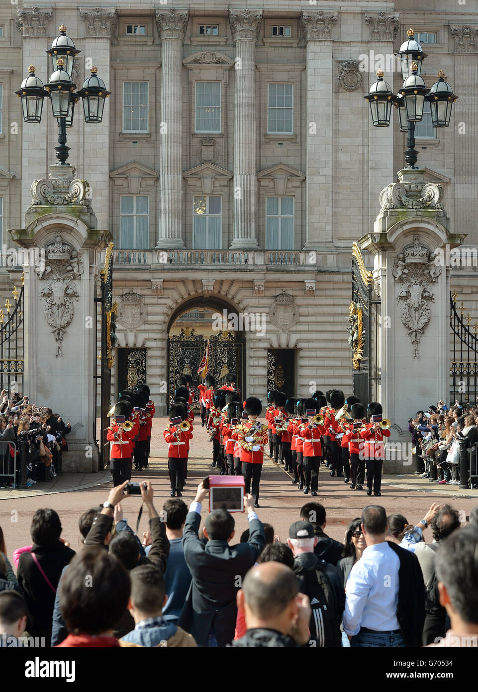 People watch changing guard buckingham palace hi-res stock photography ...