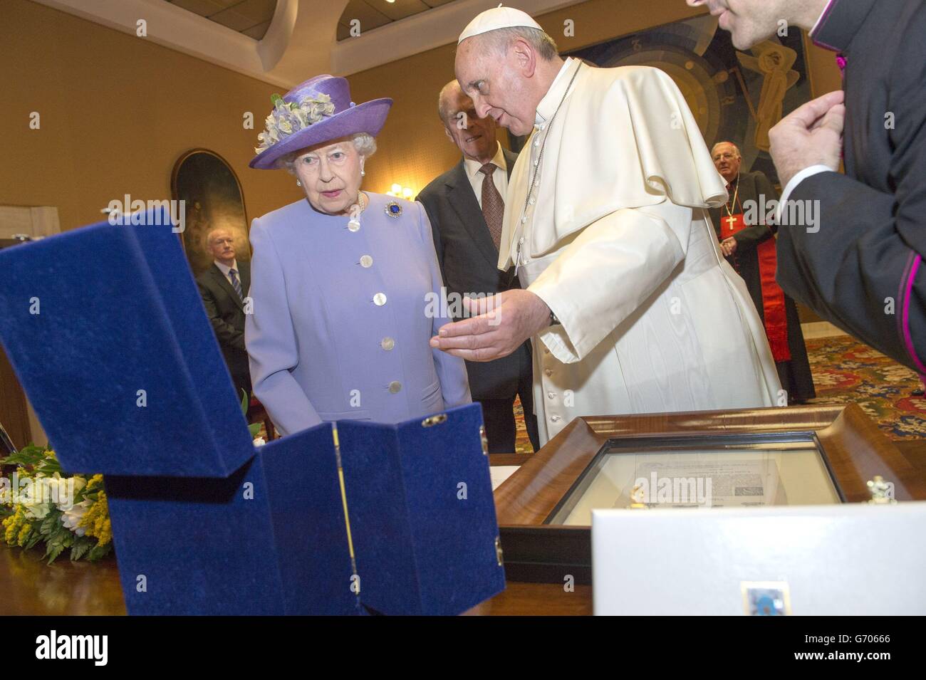 Queen Elizabeth II with Pope Francis look at a papal gift to Prince George  as they met at the Vatican Stock Photo - Alamy