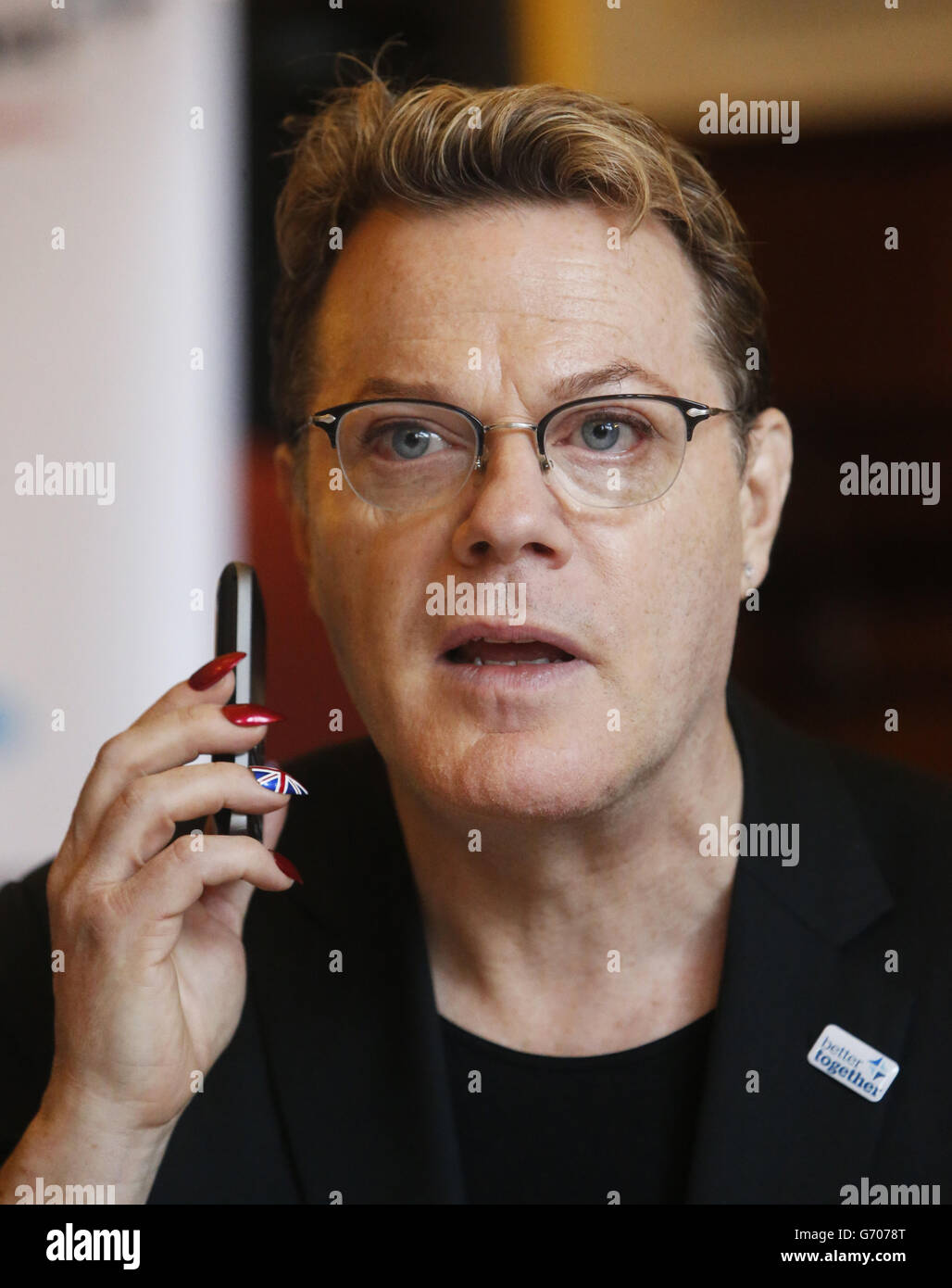 Eddie Izzard joins activists making telephone calls to undecided Scottish referendum voters at Teviot House part of Edinburgh University. Stock Photo