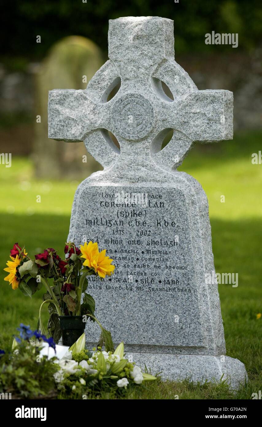 The newly erected headstone of Spike Milligan in the grounds of St. Thomas the Martyr Church, Winchelsea, East Sussex which includes in the enscription, his own epitaph in Gaelic which translated means ' I told you I was ill '. Stock Photo