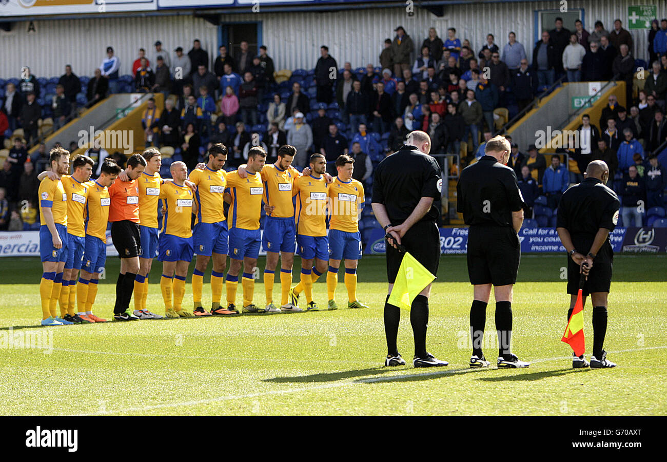Soccer - Sky Bet League Two - Mansfield Town v Rochdale - Field Mill. Mansfield Town perform a minutes silence in memory of the Hillsborough disaster Stock Photo