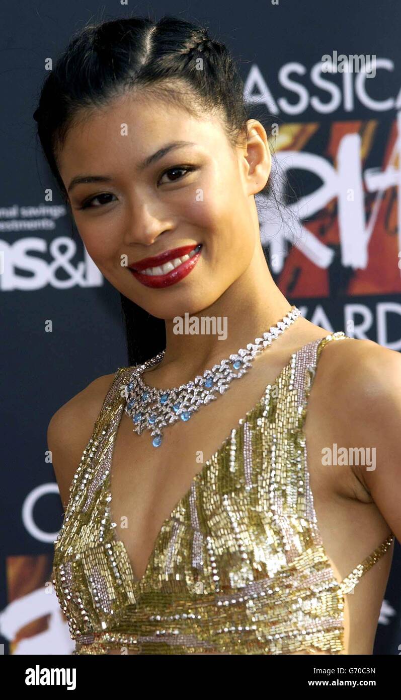 Violinist Vanessa Mae arrives for the 5th annual Classical BRIT Awards 2004 at the Royal Albert Hall in central London Stock Photo