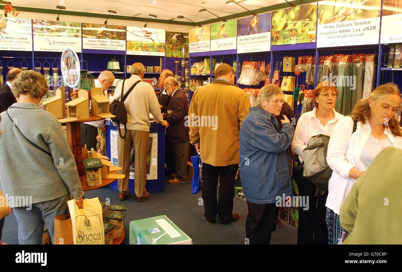 A large number of visitors are attracted to the stand of CJ wild bird