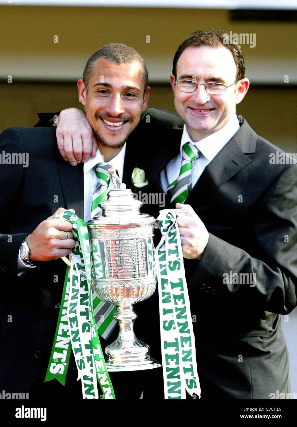 Celtic's Henrik Larsson and Martin O'Neill pictured with the Scottsh Cup after their win against Dumfernline Athletic, at the Tennent's Scottish Cup Final at Hampden Park, Glasgow Saturday May 22 2004. EDITORIAL USE ONLY Stock Photo