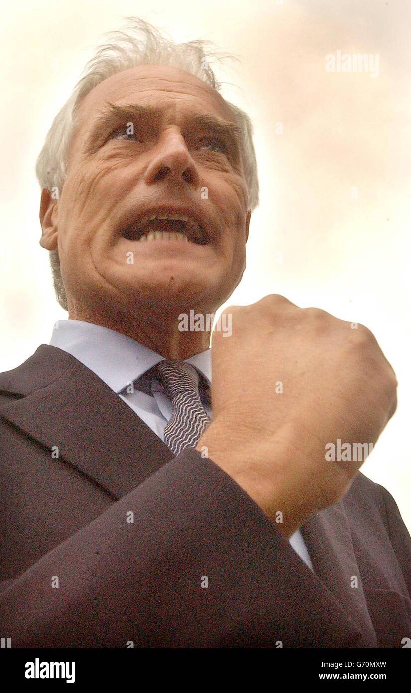 Robert Kilroy-Silk speaks out to journalists prior to a press conference in central London. The former day-time TV presenter angrily defended claims by the Conservative Party leader Michael Howard, that a vote for the UK Independence Party was a wasted vote. Stock Photo