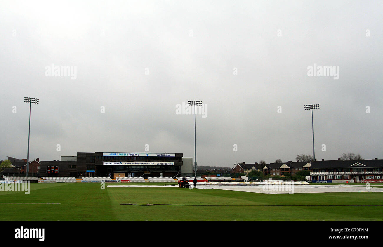Ground staff tend to the covers as the start of play is delayed during the LV County Championship, Division Two match at The 3aaa County Ground, Derby. Stock Photo