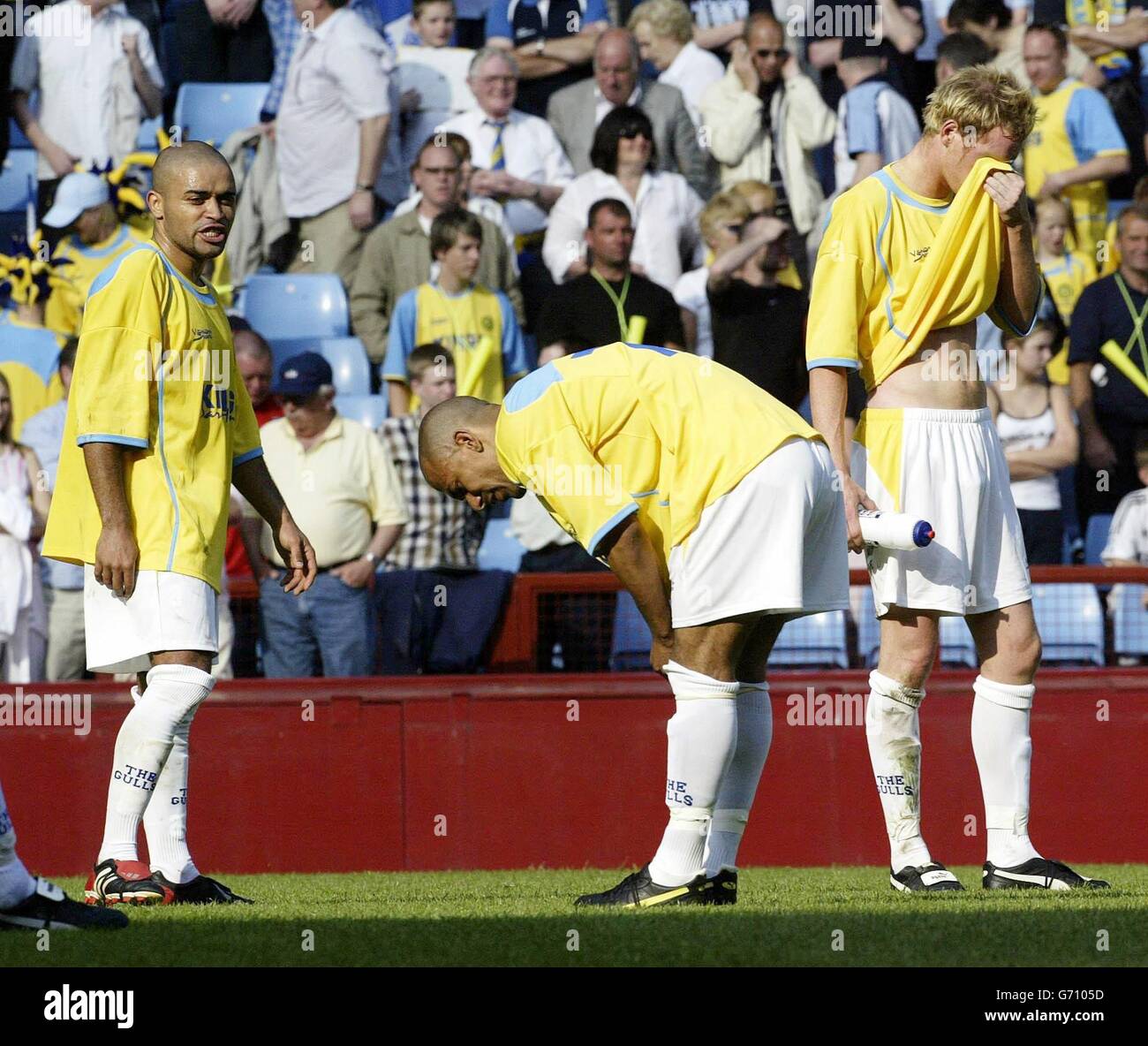 Canvey Island's Jeff Minton (left), Junior McDougald (centre) and Steve Ward (right) show their dejection after the FA Trophy Final against Hednesford at Villa Park, Birmingham. NO UNOFFICIAL CLUB WEBSITE USE. Stock Photo