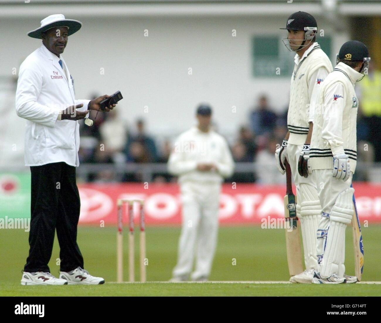 Umpire Steve Bucknor checks the light reading with New Zealand batmen 