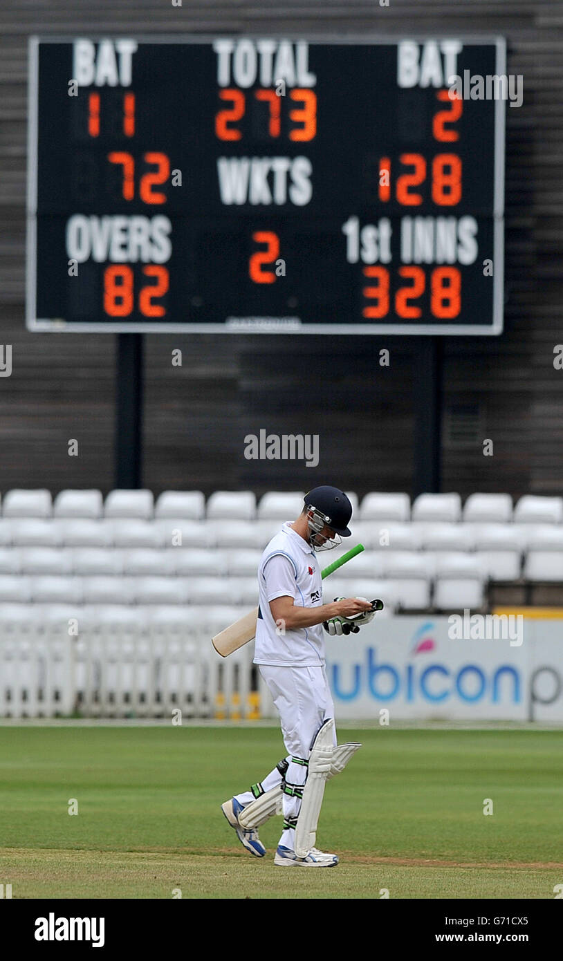 Derbyshire's Stephen Moore walks off dejected after being dismissed by Kevin Abbott during the LV County Championship, Division Two match at The 3aaa County Ground, Derby. Stock Photo