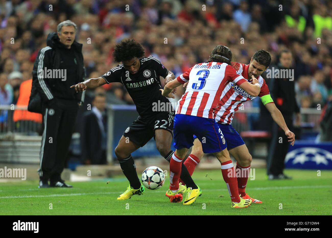 Soccer - UEFA Champions League - Semi Final - First Leg - Atletico Madrid v Chelsea - Vincente Calderon Stadium. Atletico Madrid's Fernandez Gabi (right) and Kasmirski Filipe Luis (3) battle for the ball with Chelsea's da Silva Willian (left) Stock Photo