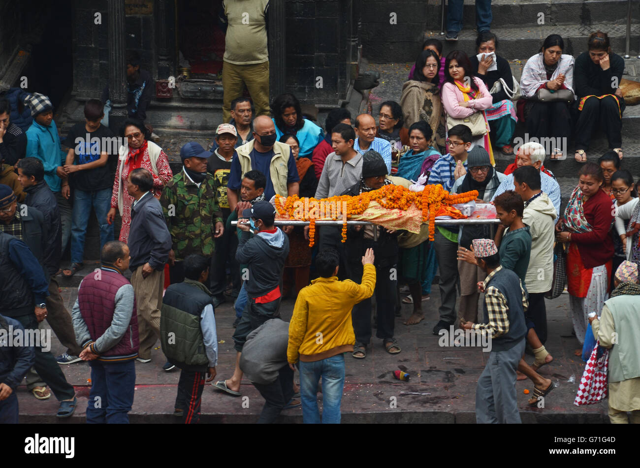 A corpse is taken away for cremation after being washed in the Bagmati River near the Pashupatinath Temple in Kathmandu, Nepal Stock Photo