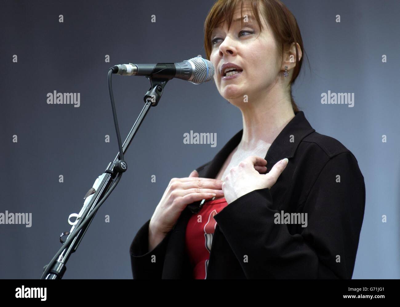 Suzanne vega performing live on hi-res stock photography and images - Alamy