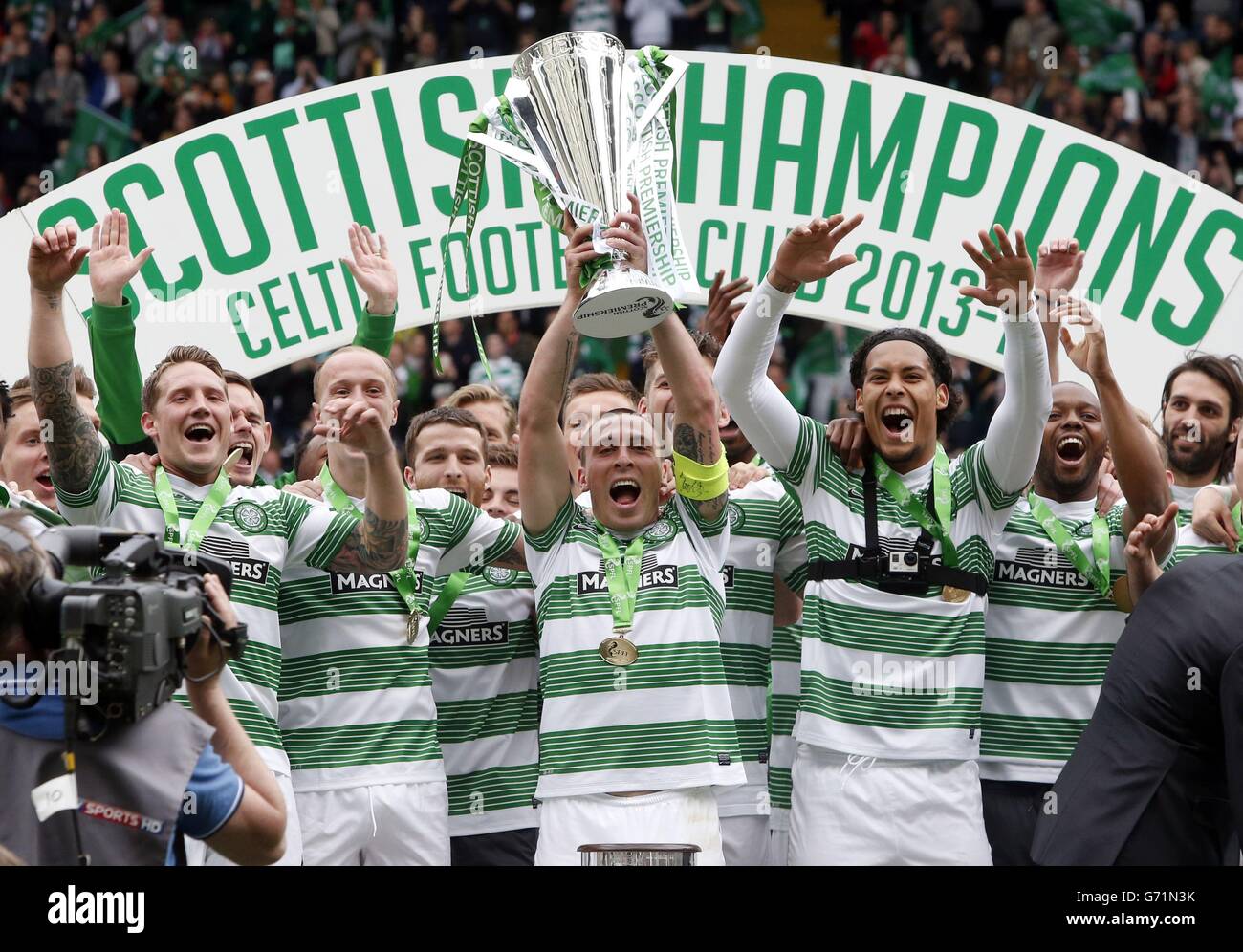 Celtic's Scott Brown lifts the trophy with team mates following the Scottish Premiership match at Celtic Park, Glasgow. Stock Photo