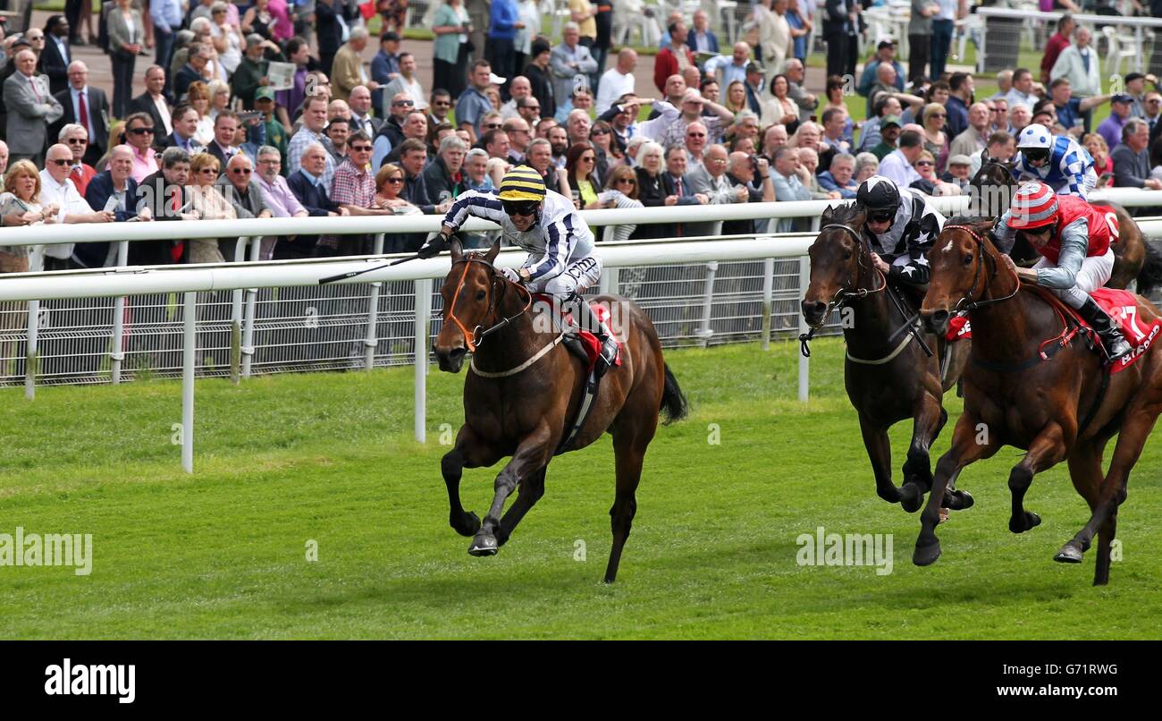 Graham Lee (white with yellow cap) wins The Betfred supports Jack Berry ...