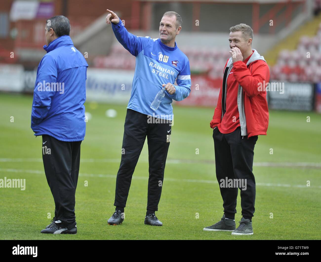 Scunthorpe United manger Russ Wilcox (centre) during the Sky Bet League Two match at St James' Park, Exeter. Stock Photo