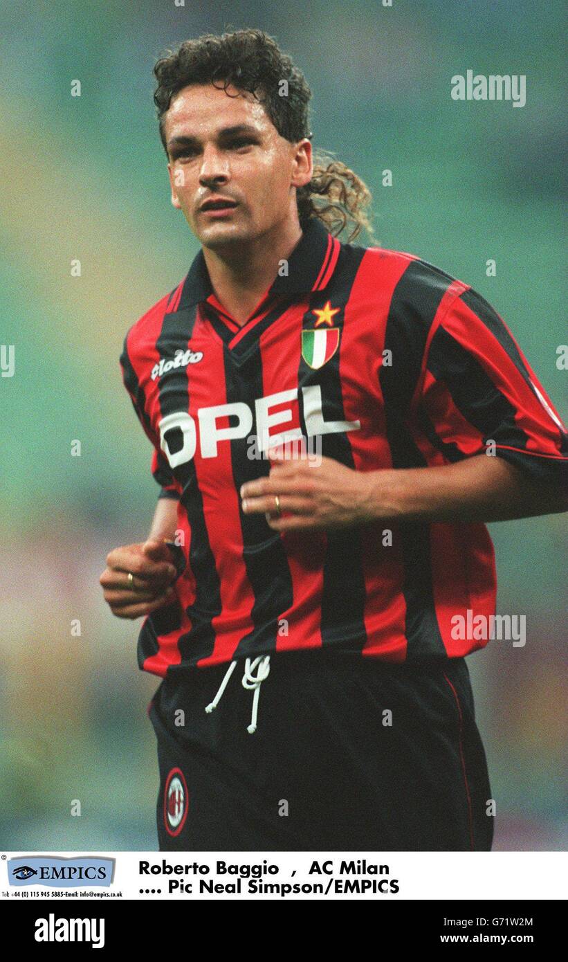 Soccer - UEFA Champions League - AC Milan v FC Porto. Roberto Baggio, AC  Milan Stock Photo - Alamy