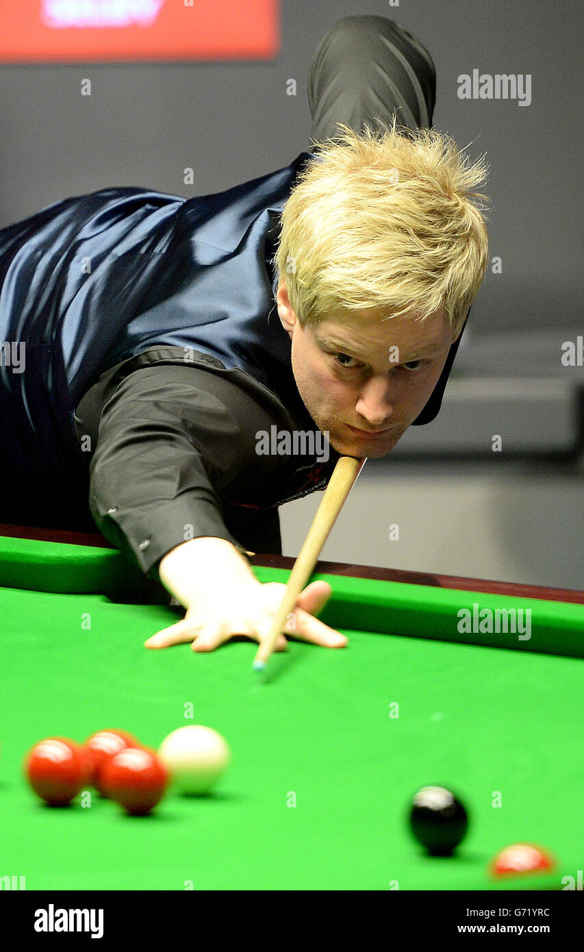 Neil Robertson plays a shot against Mark Selby (left), during the semi final of The Dafabet World Snooker Championships at The Crucible, Sheffield Stock Photo